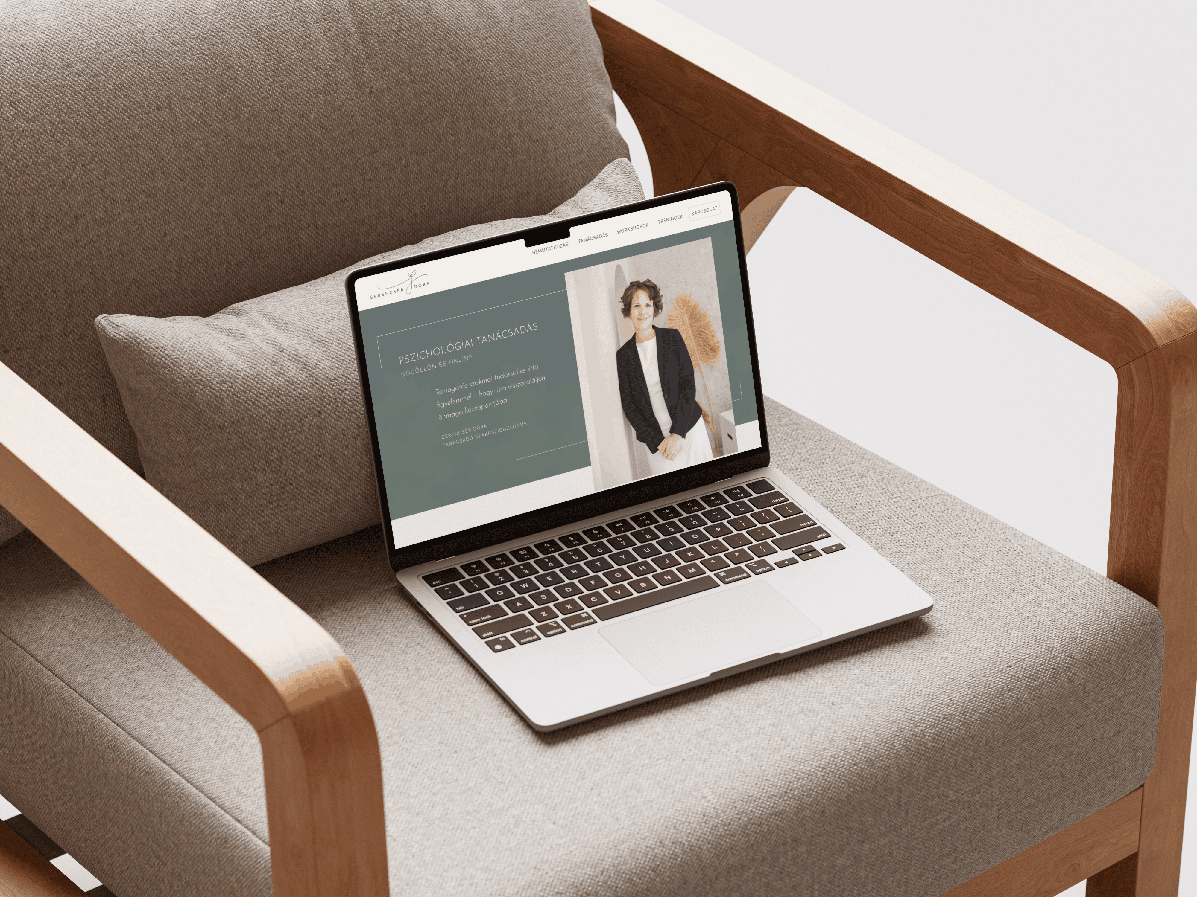Laptopos mockup az egyik munkámról. Laptop egy karosszéken.